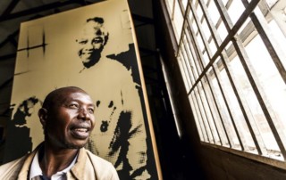 Man-infornt-of-a-Nelson-Mandela-painting-copy