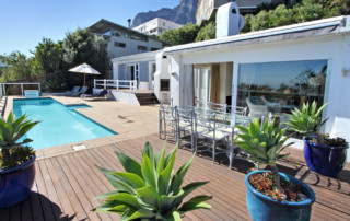 Outdoor-dining-and-pool
